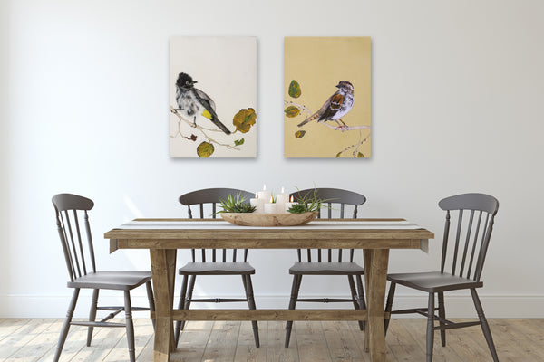 הדמיה של שני הדפסי קנבס של ציורי ציפורים מעל שולחן אוכל: